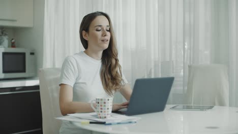 Glückliche-Frau-Beendet-Ihre-Arbeit-Am-Laptop-Computer-In-Der-Küche.-Lächelnde-Frau,-Laptop-Schließen