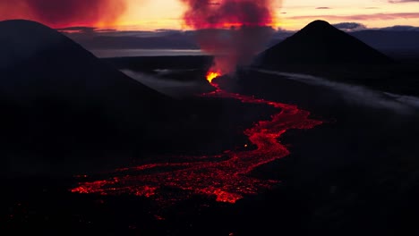 erupción del volcán litli-hrútur con lava que fluye al atardecer en islandia, aero