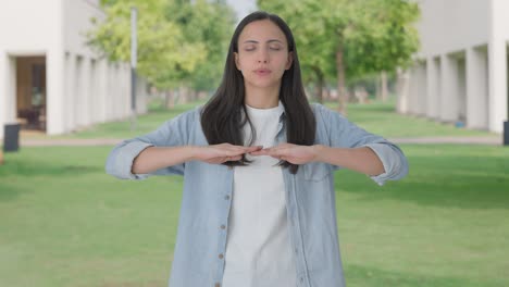 Niña-India-Haciendo-Ejercicio-De-Inhalar-Y-Exhalar.