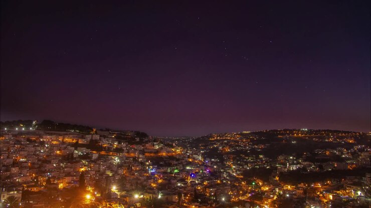 Un time-lapse di Gerusalemme, Israele, dal giorno alla notte con le stelle.
