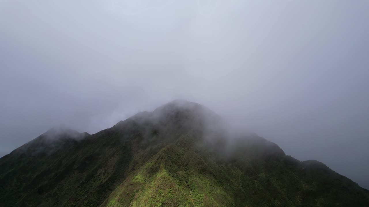 Nu&lsquo;uanu Pali - Clouds flowing over over ridges of cliff- stationary view