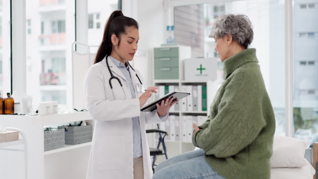 bienvenido, anciana o doctor estrechando la mano