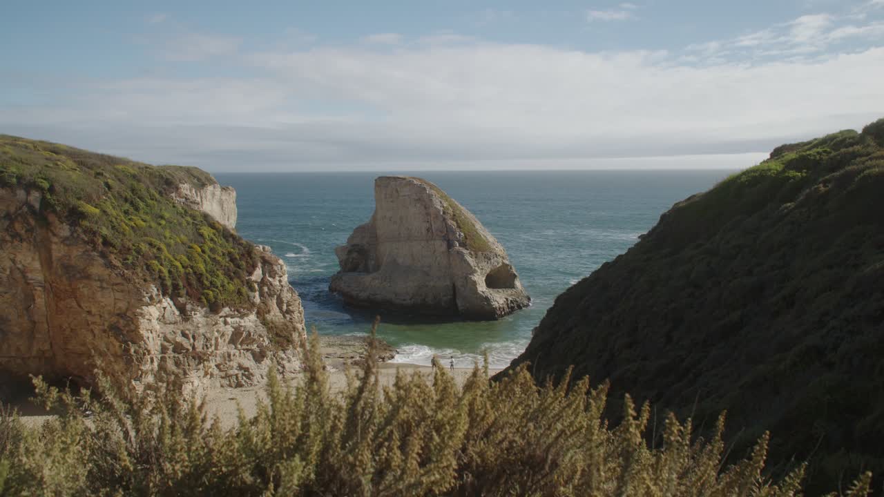 icónica cala de aleta de tiburón enmarcada por acantilados con el océano pacífico al fondo