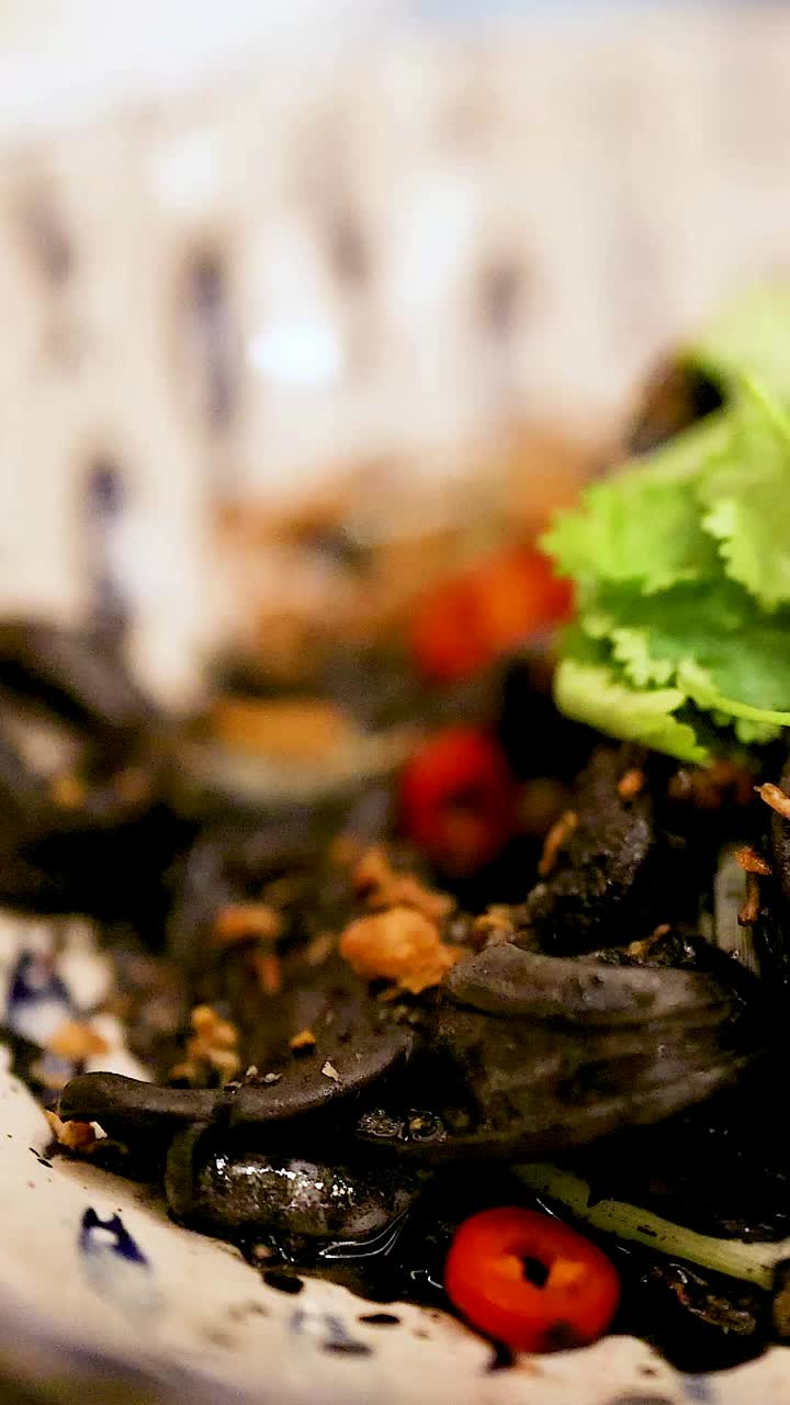 un delicioso plato de calamar servido en krabi, tailandia