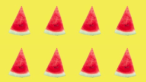 dos líneas de muchas rebanadas de sandía roja animadas en un fondo amarillo. bucle sin costuras de comida 3d realista. patrón creativo con comida saludable