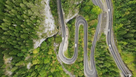 Coches-Circulando-Por-Una-Carretera-Sinuosa-En-El-Parque-Nacional-Cheile-Bicazului-hasmas-En-Rumania