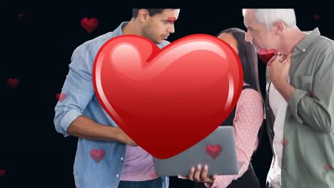 animación de corazones sobre diversas personas de negocios que usan computadoras portátiles