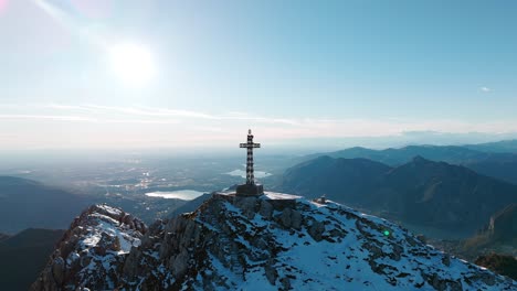 Vista-Aérea-De-La-Cruz-De-Punta-Cermenati-En-El-Pico-Cubierto-De-Nieve-En-El-Monte-Resegone