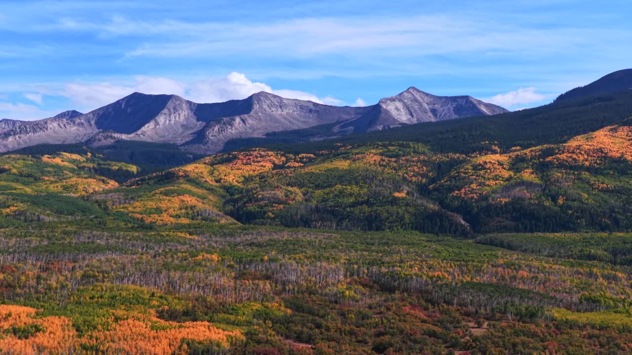 East Beckwith Mountain Kebler Pass Crested Butte Colorado – lotnicze ujęcie z drona, słoneczna jesień, błękitne niebo, kolorowe, złote osiki, Lost Lake Paonia Somerset Ruby Anthracite Trail, chmury, ruch w lewo