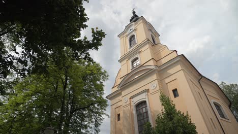 Catedral-De-La-Iglesia-De-Cristo-En-La-Ciudad:-Plano-Cinematográfico-Revelador-De-ángulo-Bajo-De-Una-Iglesia