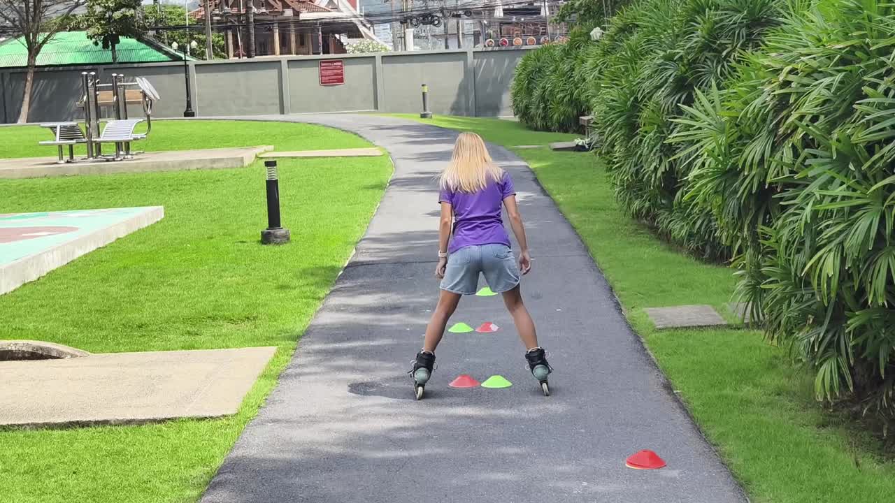 женщина катается на роликах в парке.