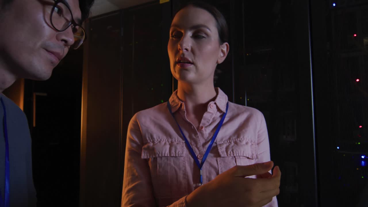 diversas mujeres y hombres técnicos de ti usando computadora portátil comprobando servidor de computadora