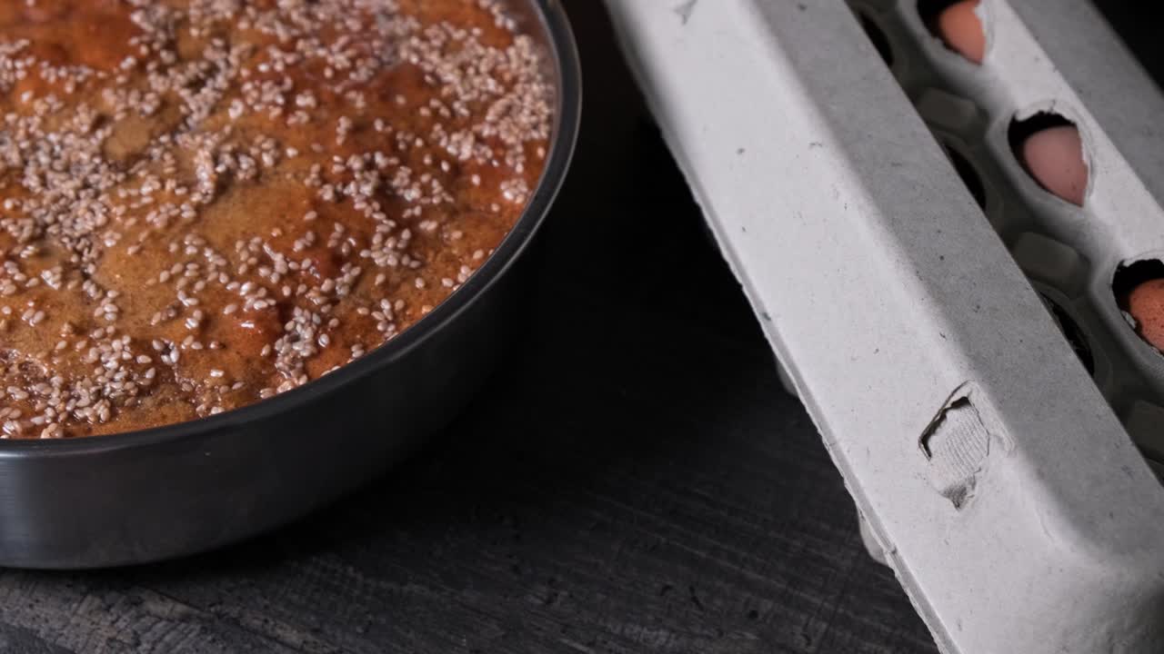 un pastel de naranja recién horneado.