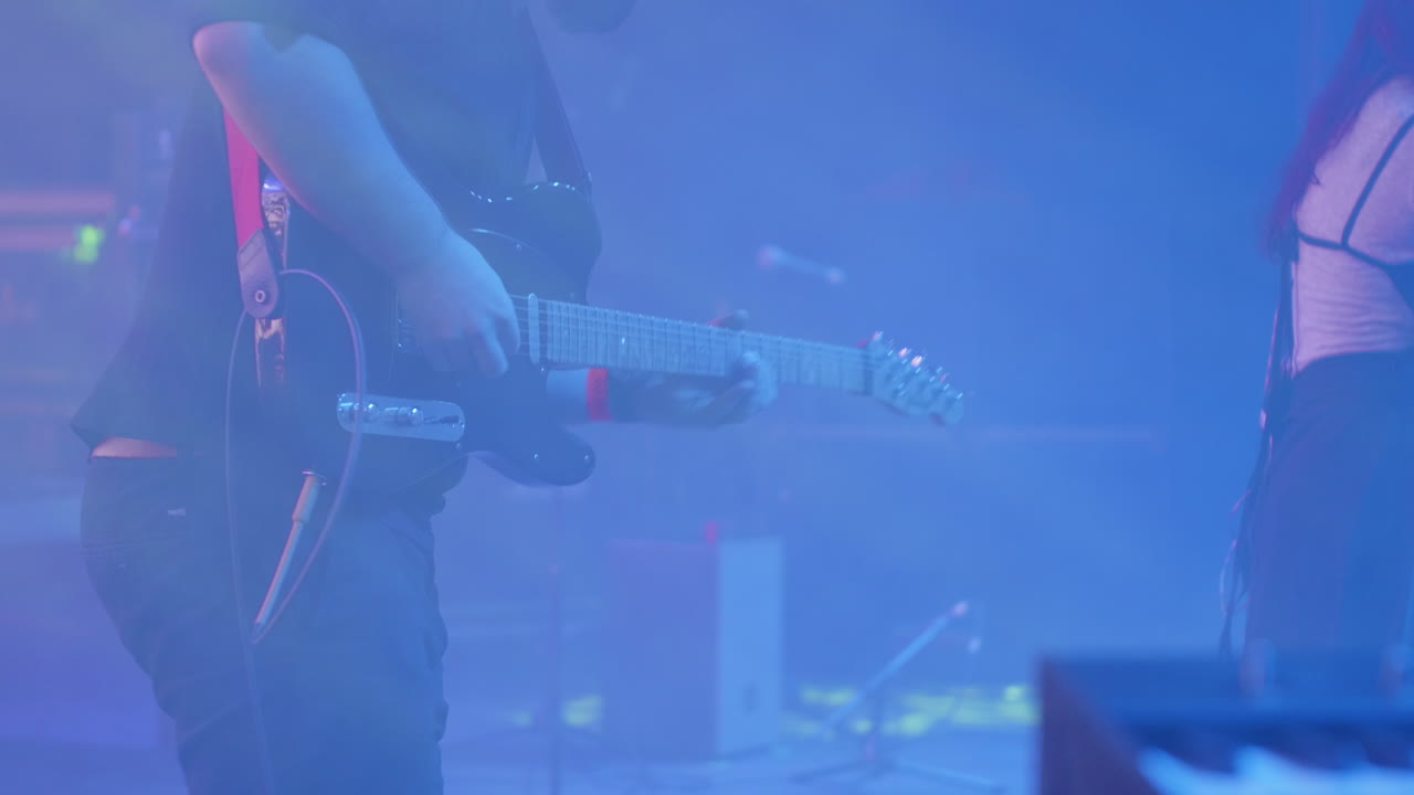 esibizione musicale dal vivo con chitarra elettrica