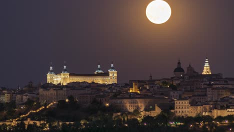 Impresionante-Paisaje-Del-Antiguo-Castillo-Y-Luna-Llena-En-La-Noche.