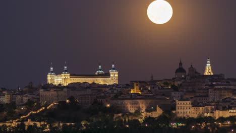 increíble paisaje del viejo castillo y luna llena por la noche