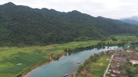 Imágenes-Aéreas-De-Río-Y-Bosque-Verde-Con-Paisaje-Natural-De-Montaña