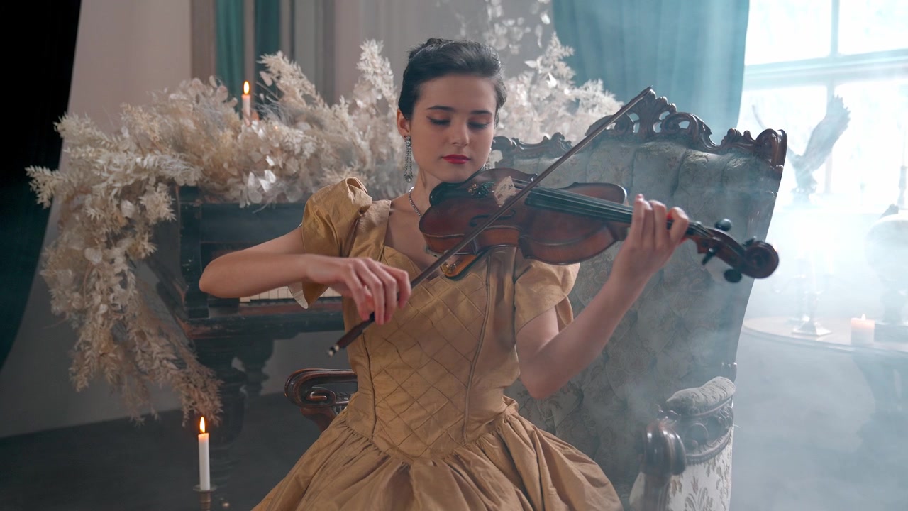 Elegante donna in abito vintage che suona il violino in un'ambientazione drammatica