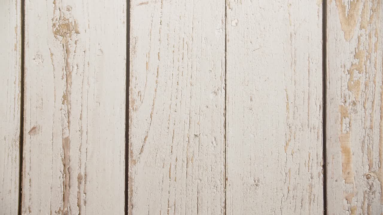 ⁇  나무 테이블 에 있는 봄 꽃 의 위쪽 전망