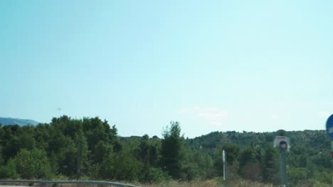 punto de vista de conducir en el campo de grecia