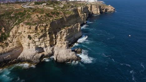 Disparo-De-Un-Dron-Rodeando-La-Costa-Alta-Del-Mar,-Hora-Dorada-En-La-Isla-De-Malta