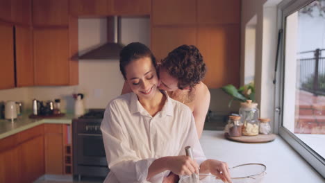 hornear, el amor o el beso de una pareja feliz en la cocina
