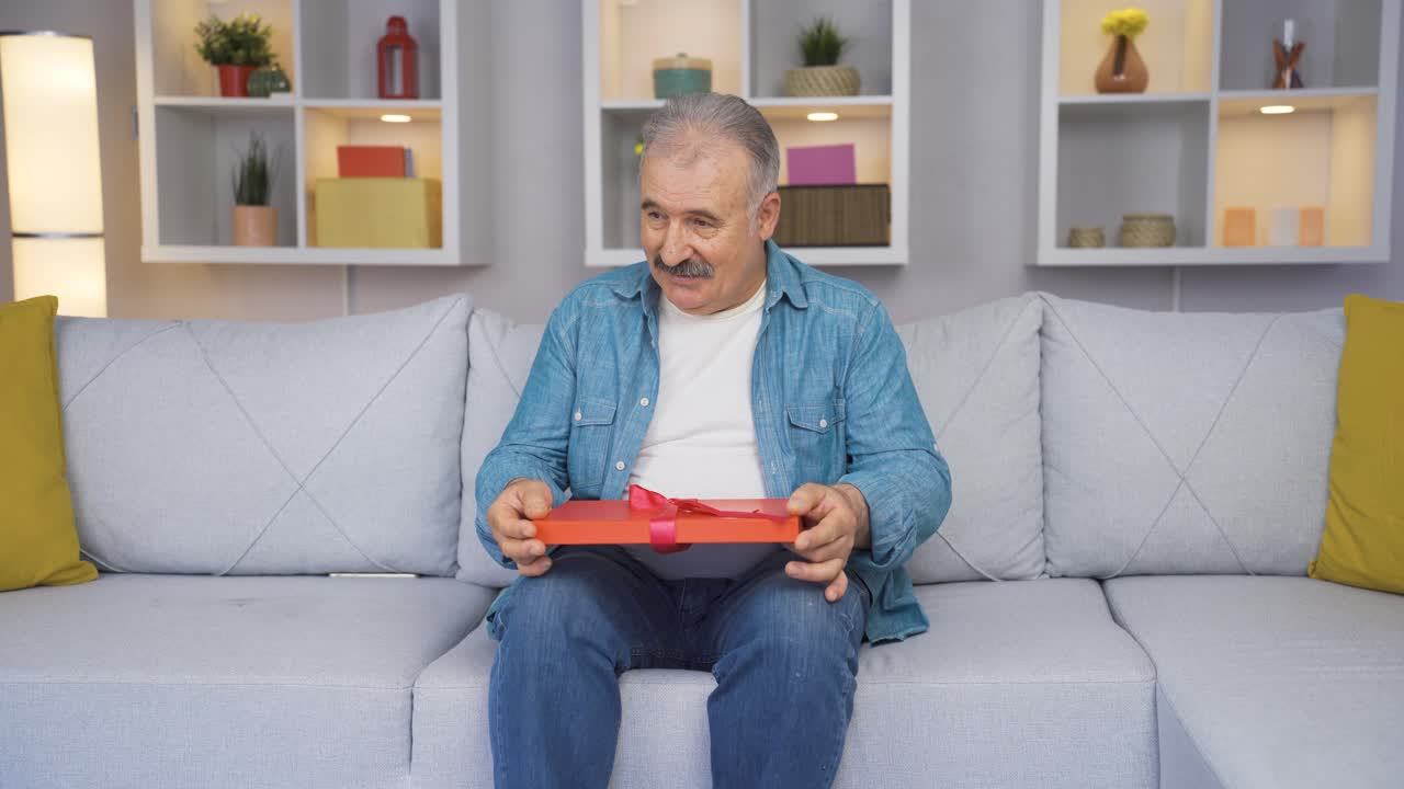 el anciano está esperando ansiosamente a alguien en casa.