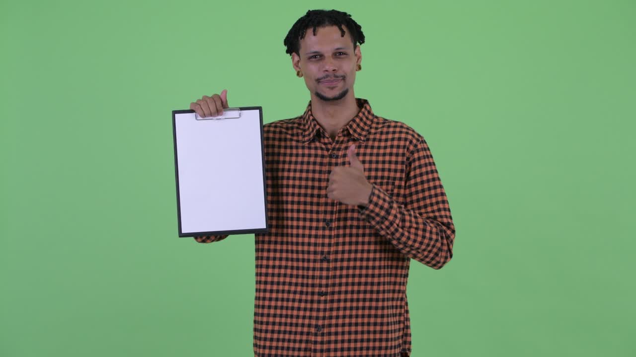 Glad ung flot afrikansk mand med dreadlocks