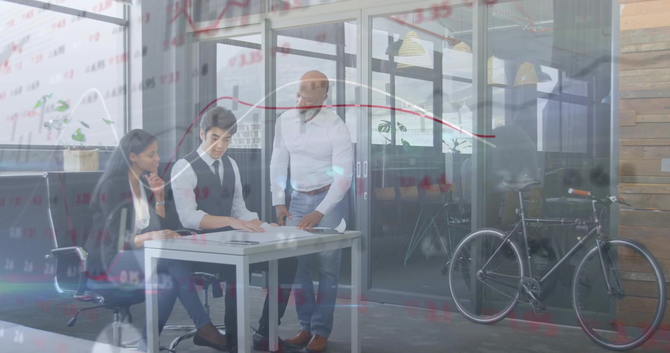 Hombre de pie señalando páginas, mostrando gráficos dinámicos, ayudando al equipo a tomar notas de documentos para una decisión empresarial.