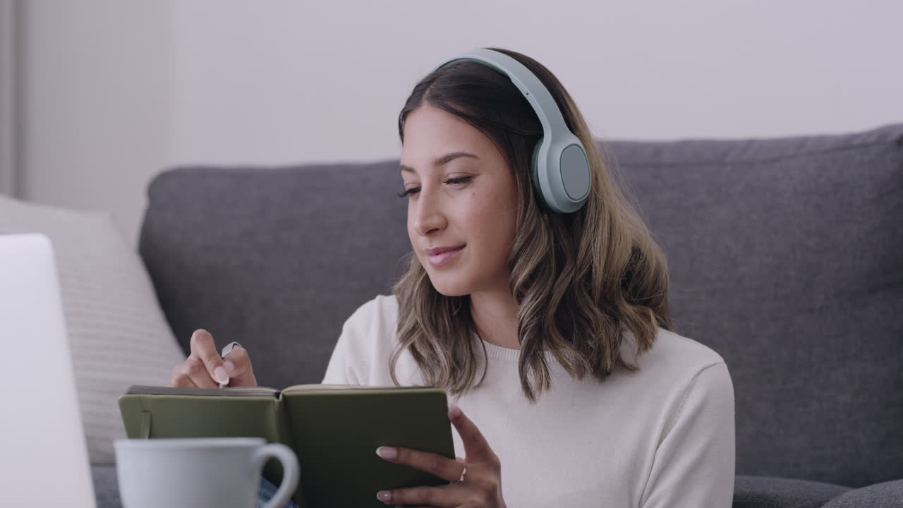 estudiante que estudia clases de cursos en línea en casa