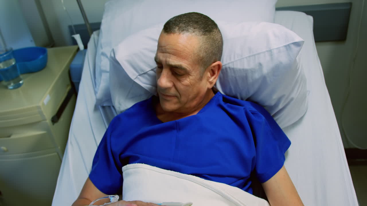 paciente masculino relajándose en la cama 4k