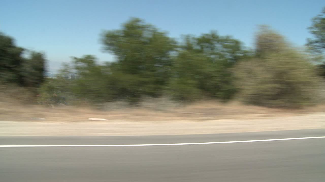 автомобиль едет по живописному шоссе недалеко от лос-анджелеса в калифорнии, как видно через боковое окно