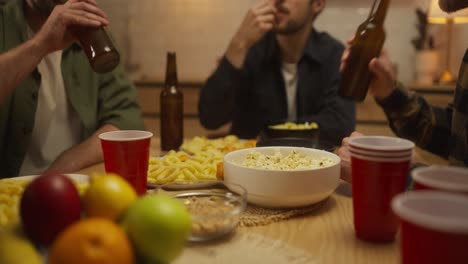 amigos disfrutando de una noche en