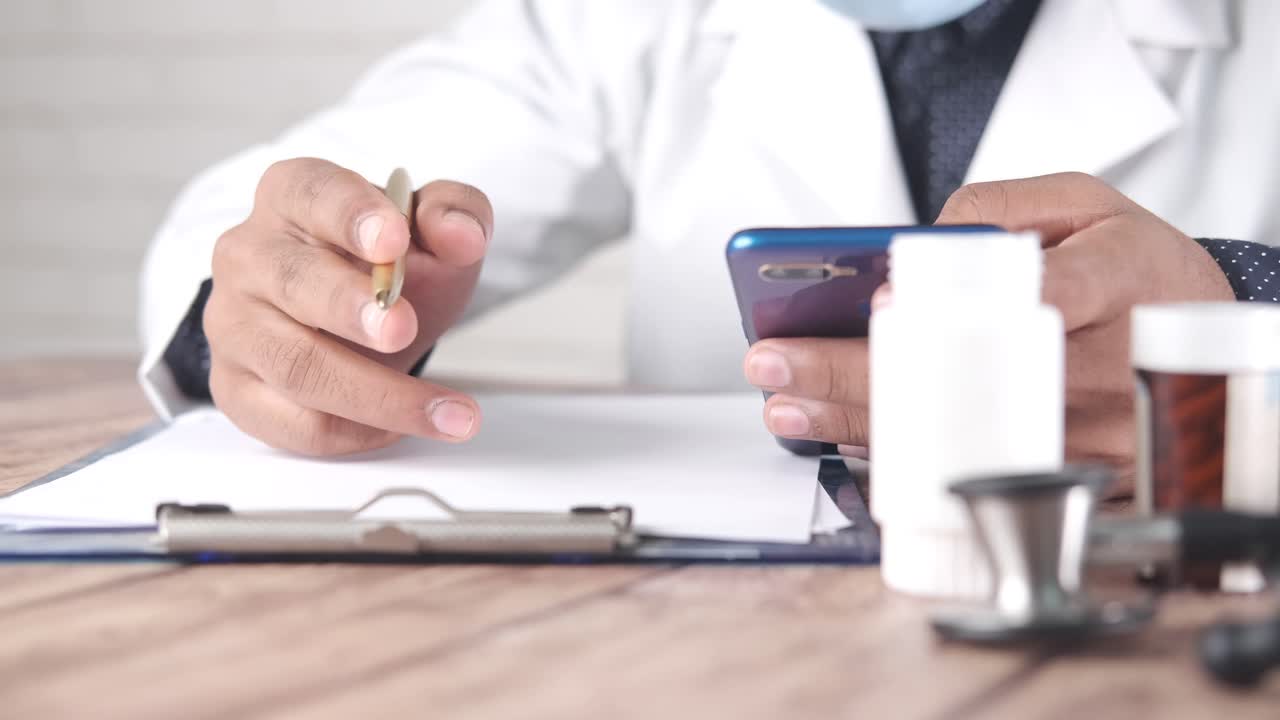 El médico consulta al paciente.