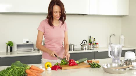 Mujer-Bonita-Cortando-Verduras