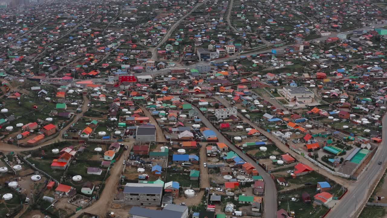 몽골 의 산 들 을 배경 으로 한 아름다운 울란바타르 의 공중 촬영