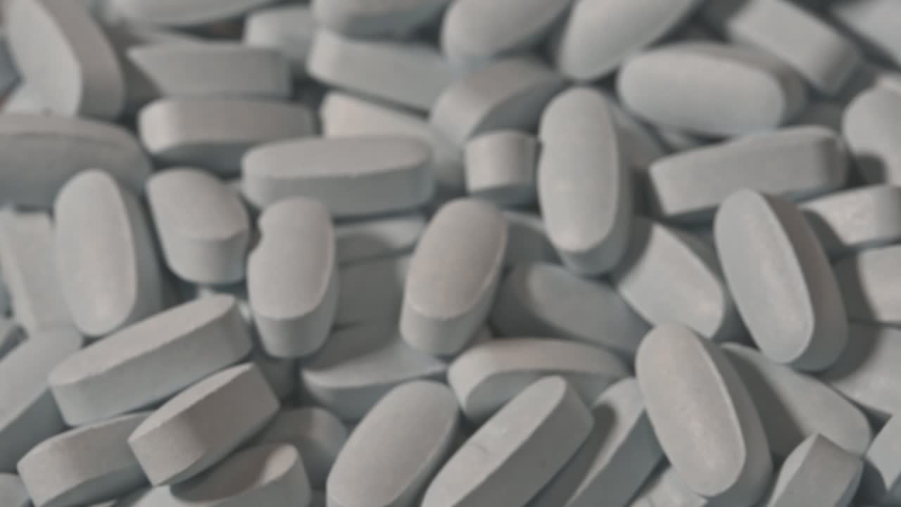 primer plano de píldoras azules claras en un tazón