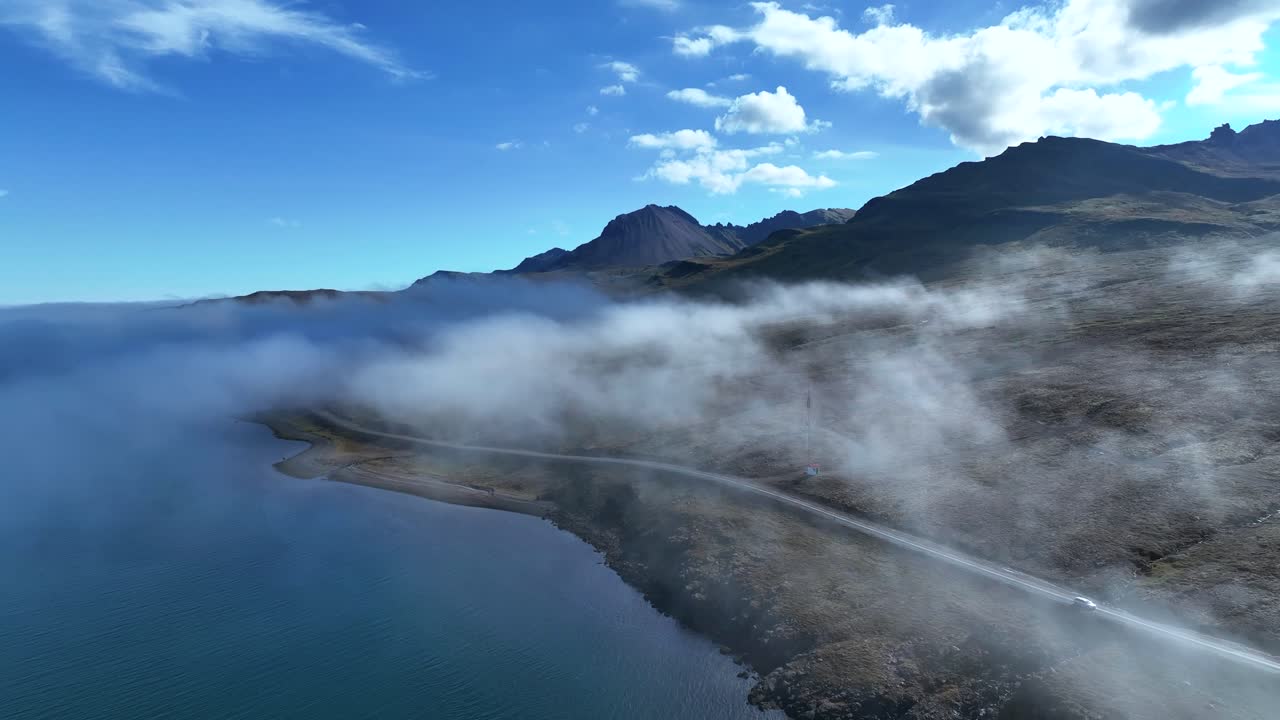 동부 아이슬란드의 낮은 구름을 통해 도로에서 과속하는 자동차