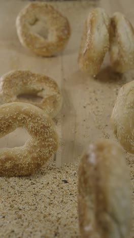 la masa de bagel de nueces rodando en una tabla de cortar