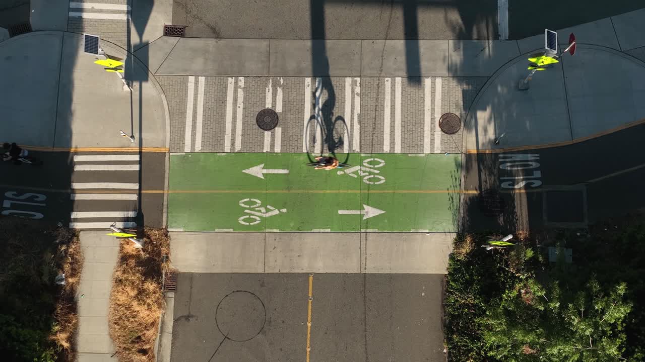 시애틀 다운타운의 지정된 자전거 도로를 따라 자전거를 타는 바이커의 오버헤드 샷