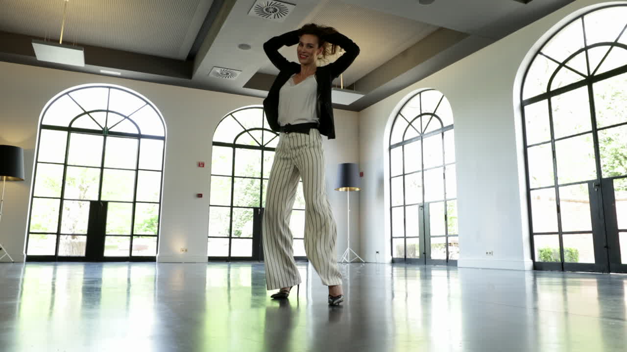 프레임, 패션 촬영으로 걸어가는 아름다운 여성