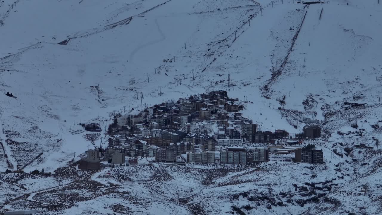 El Colorado'nun eteklerindeki tesiste bulunan bir kayak köyünün havadan dönen çekimi.