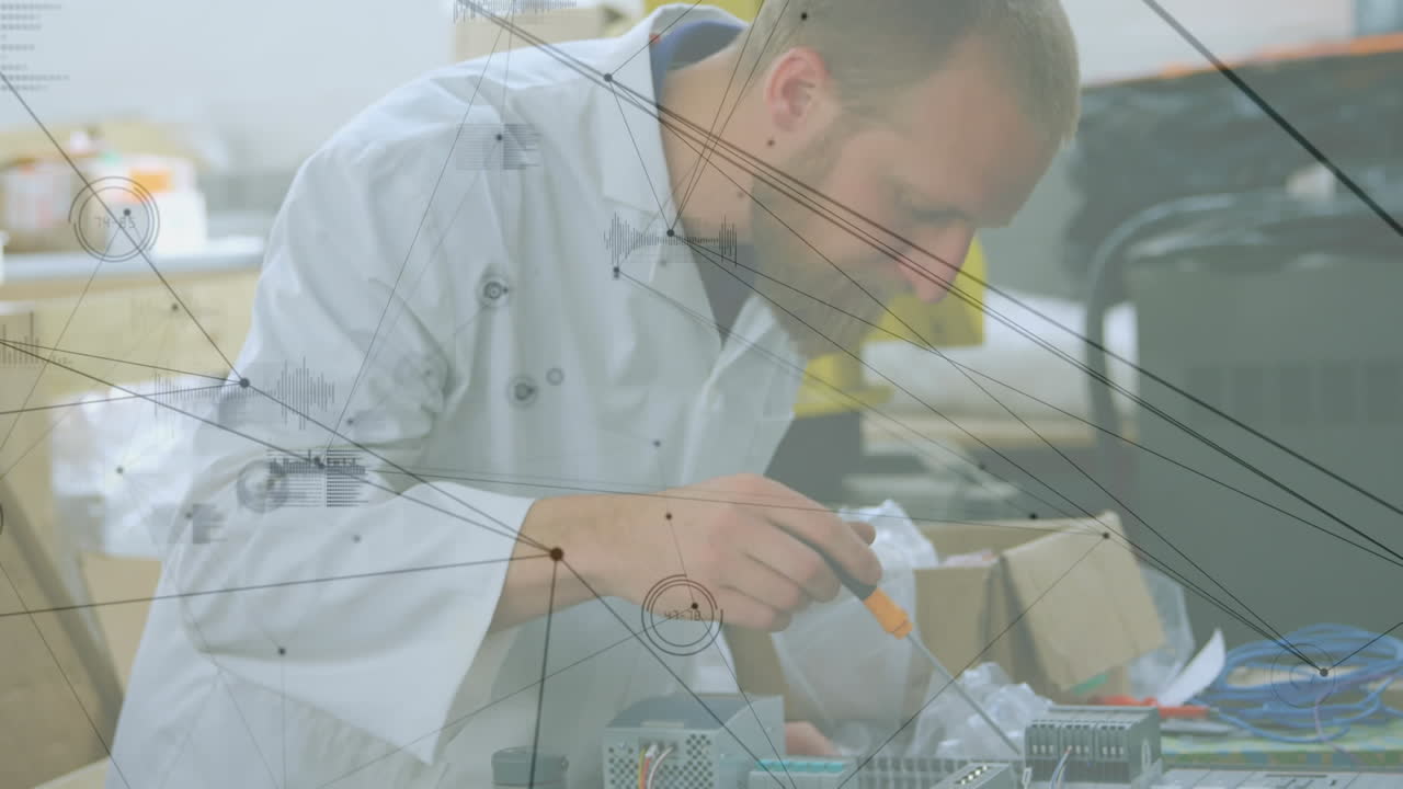 animación de la red de conexiones sobre el hombre caucásico reparando hardware de computadora