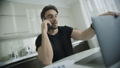 hombre de negocios hablando por teléfono en casa. propietario de la startup llamar por teléfono en casa