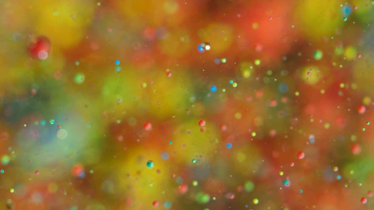 movimiento caótico abstracto de partículas en el espacio. movimiento lento colores brillantes burbujas pintura de aceite universo moviéndose multicolor de cerca. pintura acrílica. superficie hipnótica fantástica. big bang. nanotecnología.