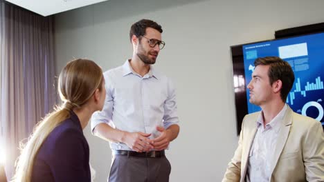 empresarios que interactúan entre sí