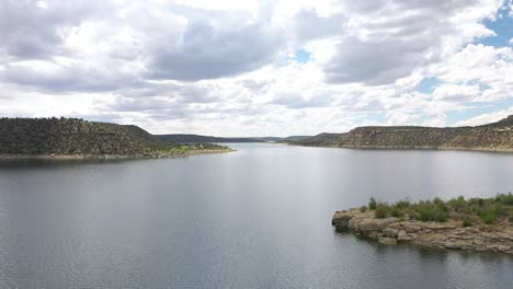 Lago-En-El-área-Suroeste-De-Las-Cuatro-Esquinas-De-Nuevo-México-Y-Colorado-Haciendo-Un-Pt-De-Plataforma-Aérea