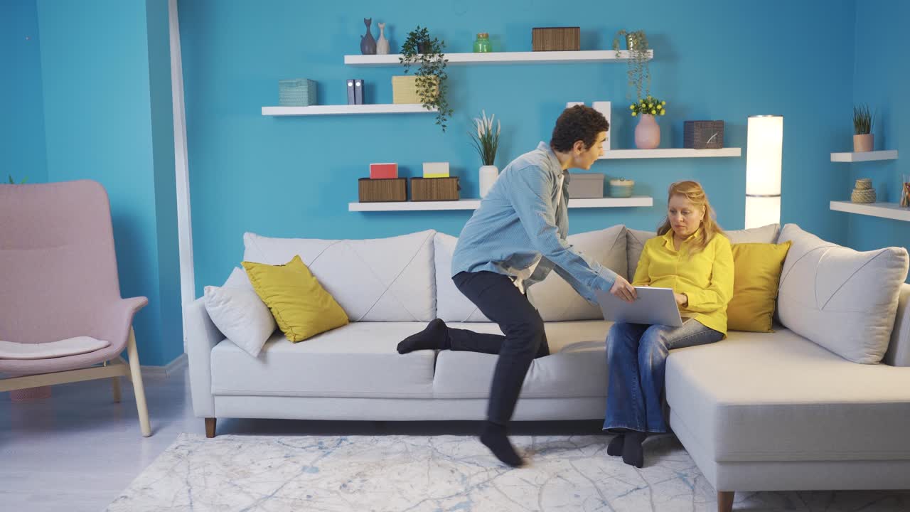 madre e hijo bailando.