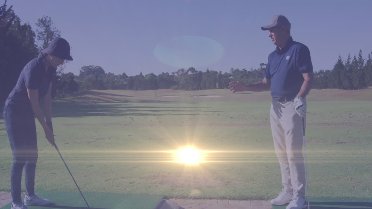 골프 코스에서 골프를 치는 고위 백인 부부 위의 빛의 트레일의 애니메이션