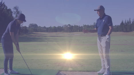 animación de rastros de luz sobre una pareja caucásica mayor jugando al golf en el campo de golf